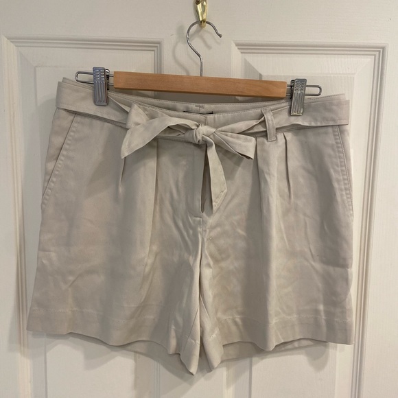 Jones New York mid-waiste shorts - Picture 1 of 3